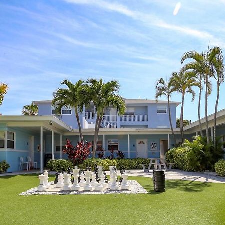 St. Pete Beach Suites Екстериор снимка