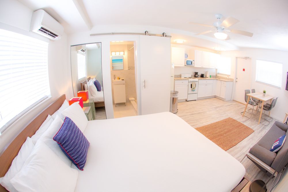 St. Pete Beach Suites Екстериор снимка